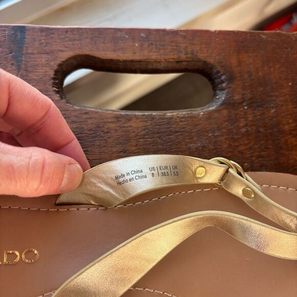 Aldo womens sandals size 8 gold leather flip flops coastal resort wear - Picture 4 of 4